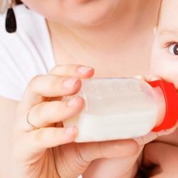Коя формула е най-добре да изберете за новородено със запек и колики: преглед на бебешкото хранене